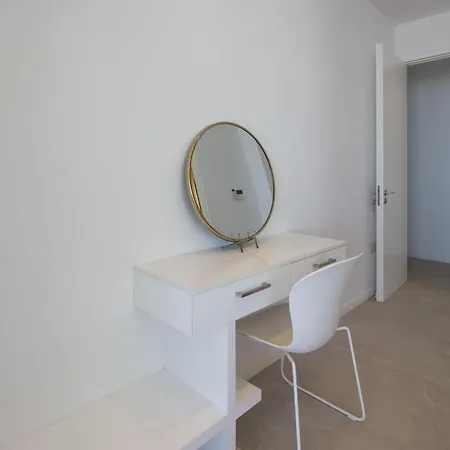 Luxury 4-bed With Sea-views *