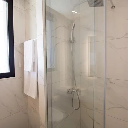 Luxury 4-bed With Sea-views דירה