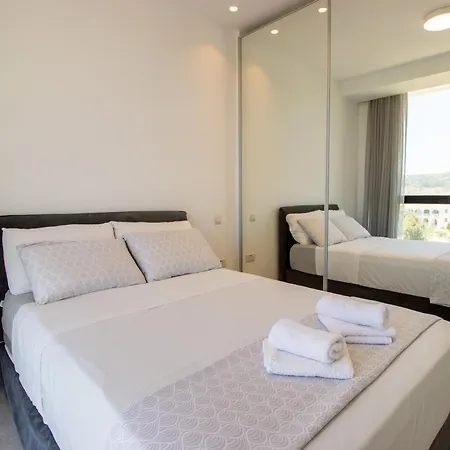 Luxury 4-bed With Sea-views דירה *