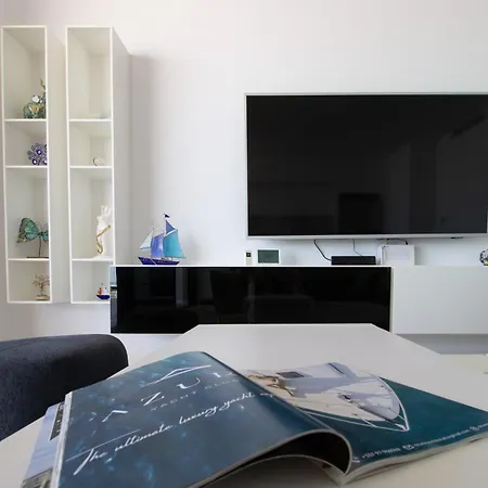 Luxury 4-bed With Sea-views דירה *