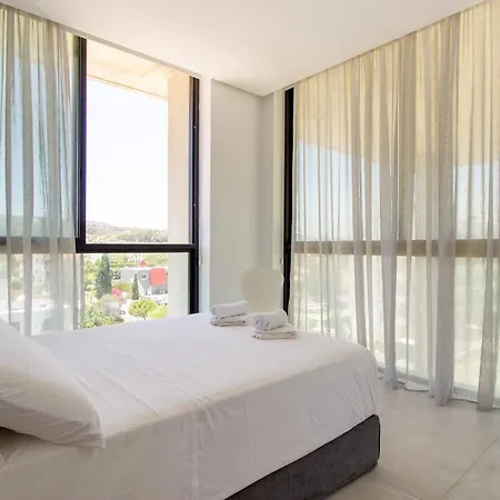 Luxury 4-bed With Sea-views דירה פרוטאראס