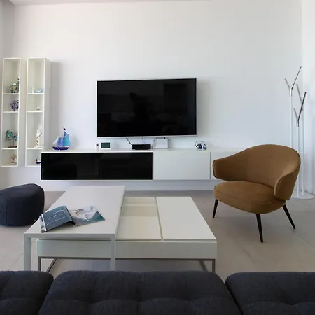 דירה Luxury 4-bed With Sea-views *