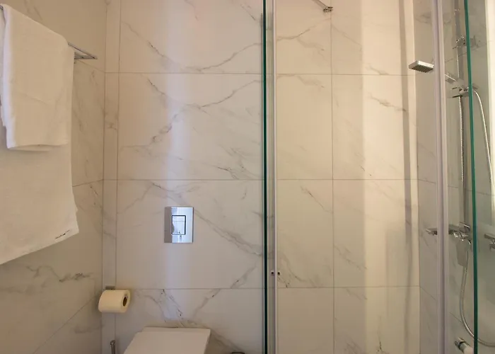 Luxury 4-bed With Sea-views *