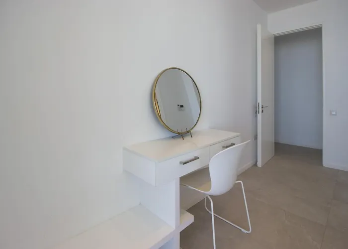 Luxury 4-bed With Sea-views *