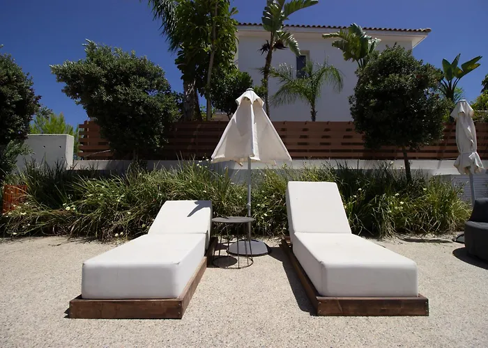 Luxury 4-bed With Sea-views