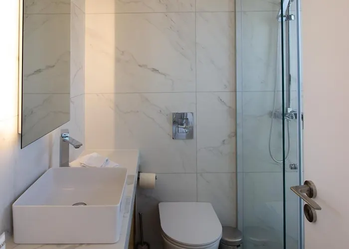 Luxury 4-bed With Sea-views *