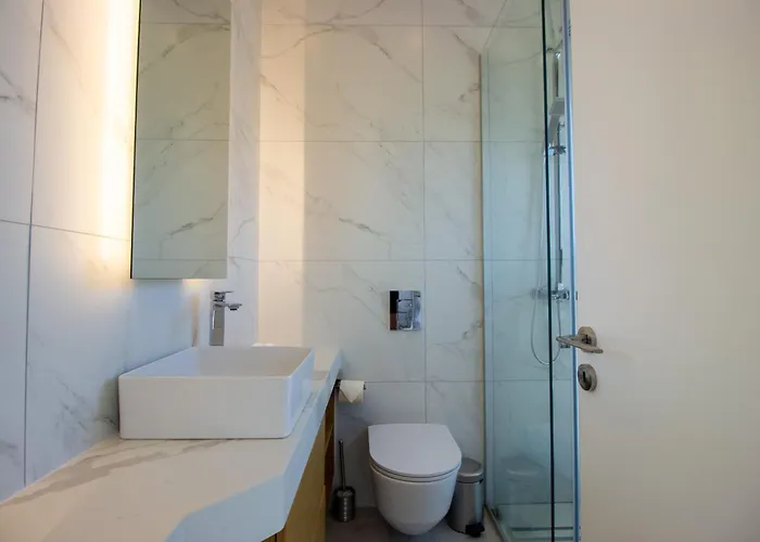 Luxury 4-bed With Sea-views