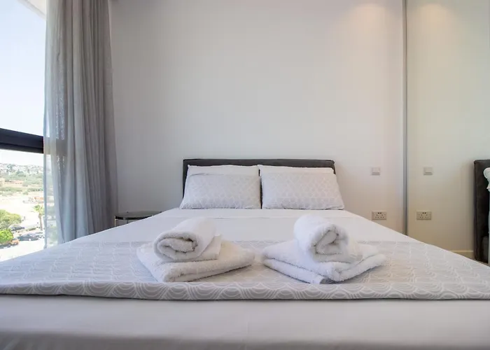 Luxury 4-bed With Sea-views *