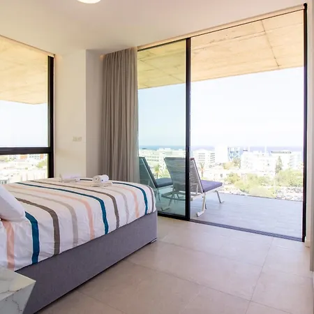 Luxury 4-bed With Sea-views