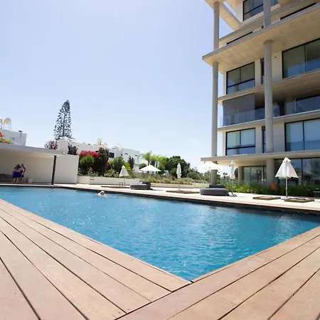 Luxury 4-bed With Sea-views Apartment *