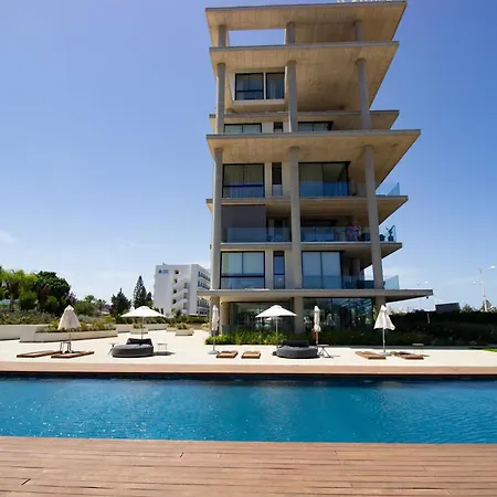 Luxury 4-bed With Sea-views Apartment *