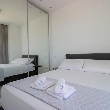 Apartment Luxury 4-bed With Sea-views *