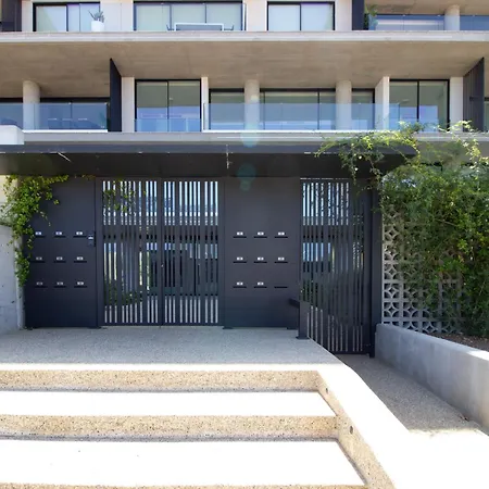 Luxury 4-bed With Sea-views Apartment *