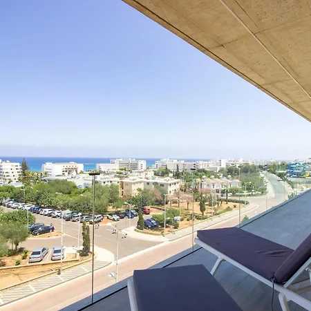 Luxury 4-bed With Sea-views Apartment