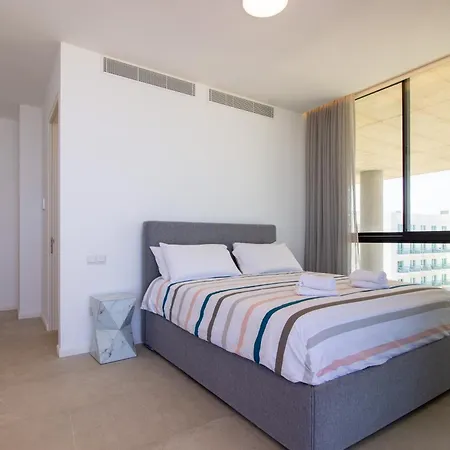 Luxury 4-bed With Sea-views