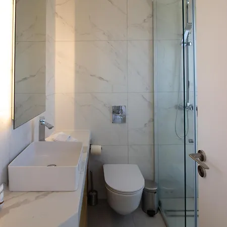 Luxury 4-bed With Sea-views *