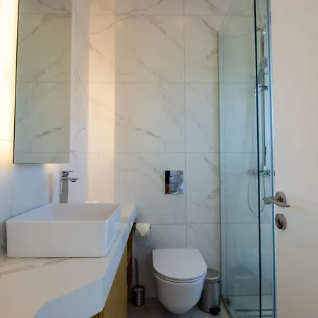 Luxury 4-bed With Sea-views