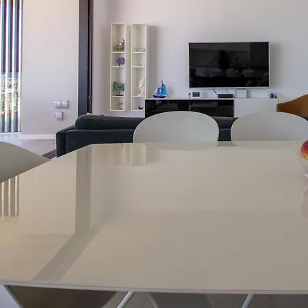 Luxury 4-bed With Sea-views Apartment