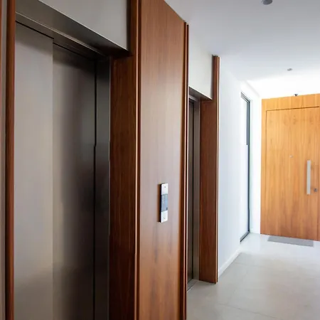 Luxury 4-bed With Sea-views