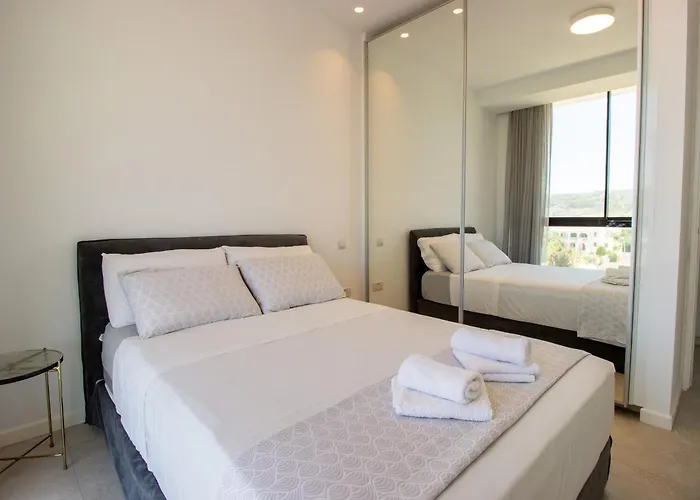 Luxury 4-bed With Sea-views Apartament *