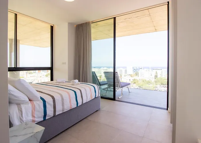 Luxury 4-bed With Sea-views