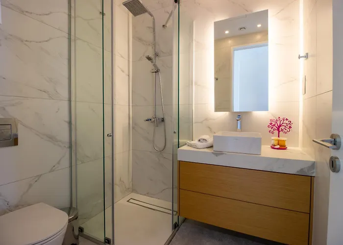 Luxury 4-bed With Sea-views *