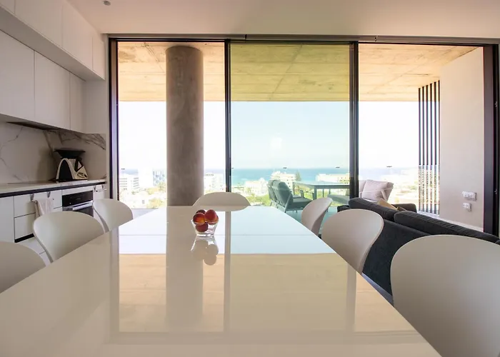 Luxury 4-bed With Sea-views