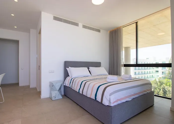 Luxury 4-bed With Sea-views