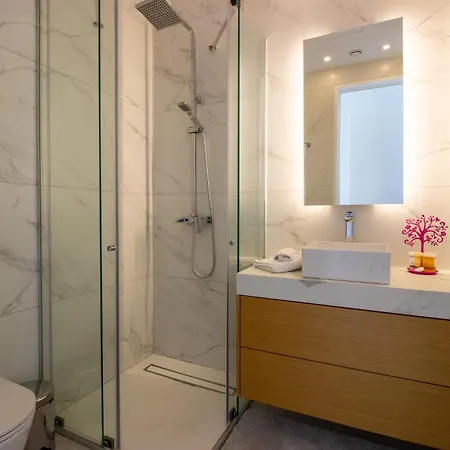 Luxury 4-bed With Sea-views *