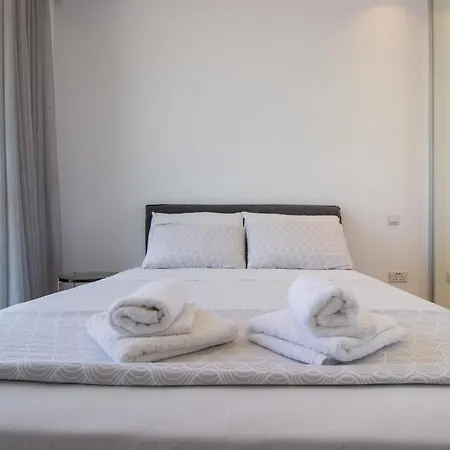 Luxury 4-bed With Sea-views *